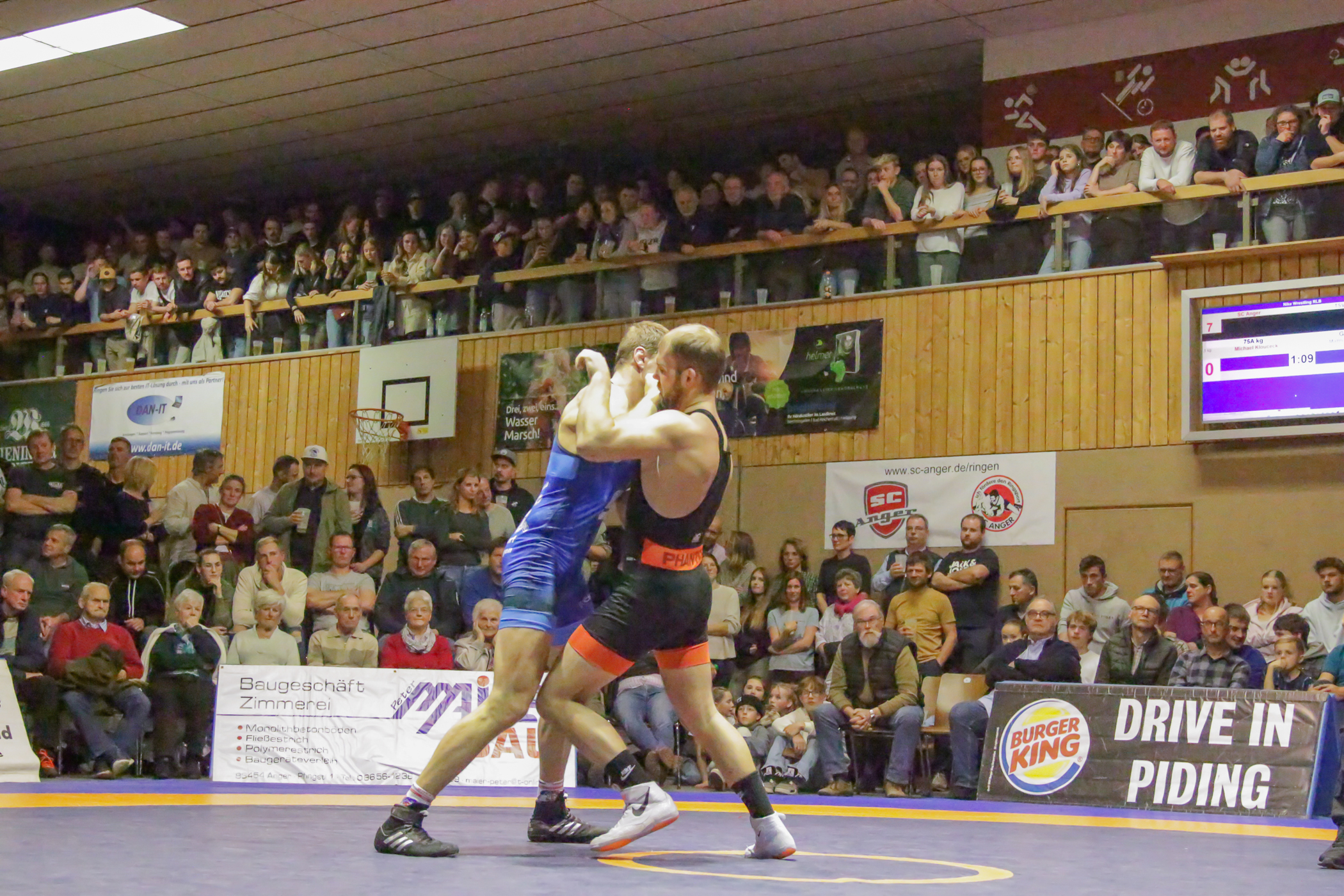 Michael Klouceck im Kampf mit Matthias Einsle vor der Kulisse der Aufhamer Sporthalle ((C) Andreas Holthaus).